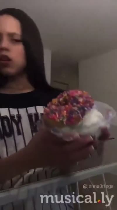 Jenna Ortega hésite à manger un donut