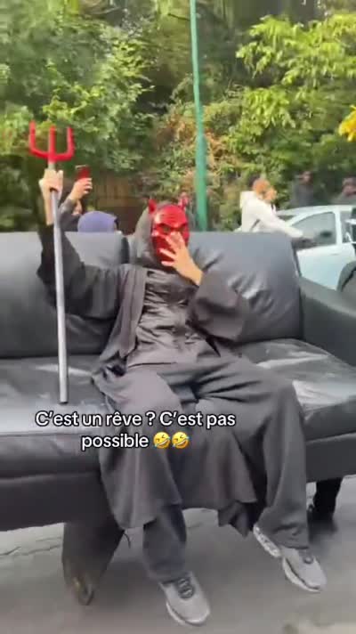 snapchat - Blocus lycée, Homme déguisé en diable porté sur un canapé dans la rue