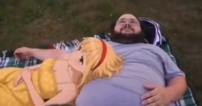 Homme qui rêve d'une relation amoureuse avec une fille d'anime
