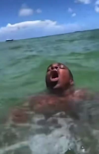 Un homme panique dans la mer et réclame une bouée