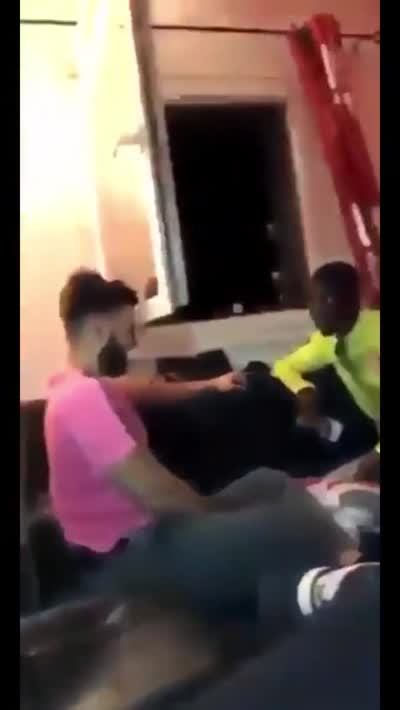 snapchat - Un homme se prend une fenêtre casse la vitre