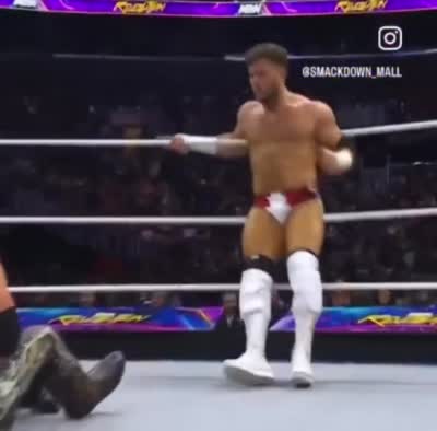 MJF met un coup de bite pour abattre/finir son adversaire sur le ring de catch