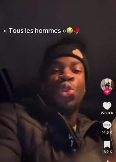 TikTok - Un homme affirme que tous les mecs secouent leurs fesses après la douche
