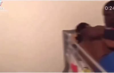 Un père surprend son fils avec des filles dans sa chambre