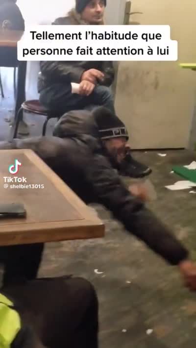 TikTok - Homme qui crie et gesticule devant le PMU ignoré par tout le monde