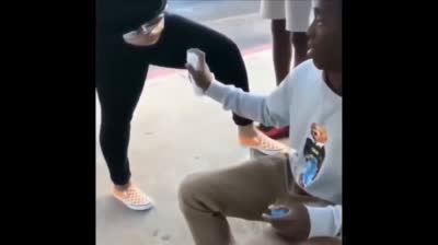 Un jeune homme met du déodorant sur la chatte d'une femme