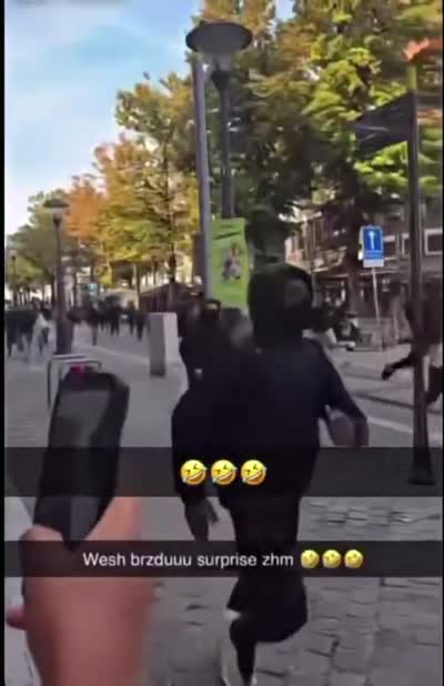 snapchat - Blocus lycée, Un jeune danse en pleine fuite contre les CRS