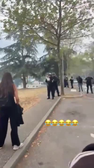 snapchat - Blocus lycée, Un policier ordonne la dispersion au mégaphone face à des jeunes mais perd son aura en faisant une voix aiguë au milieu du discours