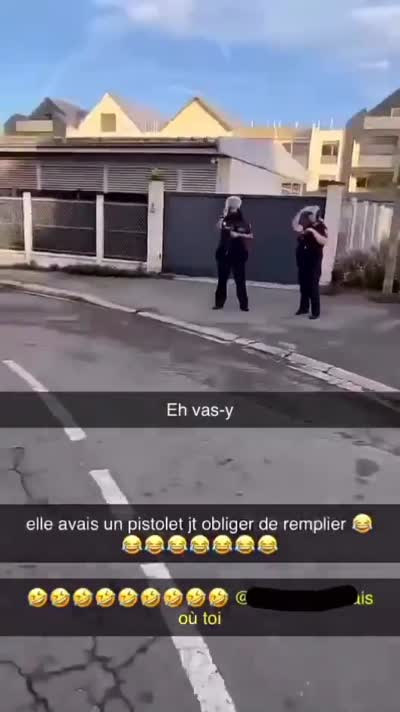 snapchat - Blocus lycée, Ils ont des armes ! Elle a un pistolet, on se replie ! Elle a un pistolet, on se replie !