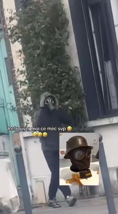 snapchat - Blocus lycée, Homme marchant dans la rue avec un masque à gaz