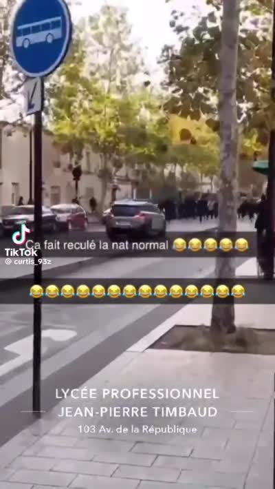 snapchat - Blocus lycée, Des lycéens poursuivent une voiture de police dans la rue