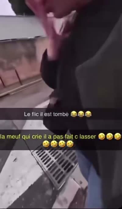 snapchat - Blocus lycée, Un policier glisse et tombe dans la rue et quelqu'un crie Bah oui il a pas fait ses lacets !