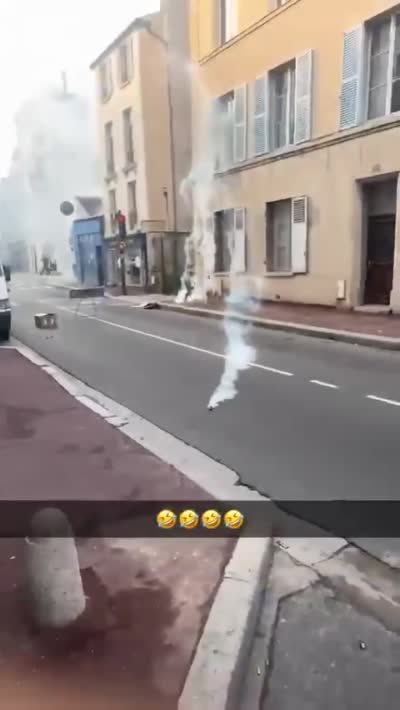 snapchat - Blocus lycée, un jeune tente de repousser une grenade lacrymogène mais en voulant il projete sa chaussure dans les airs.