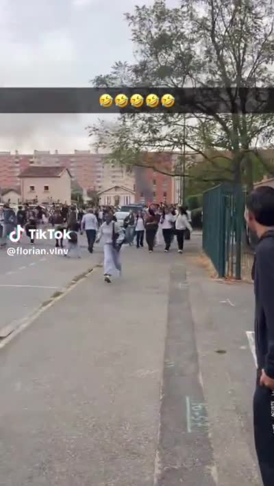 snapchat - Blocus lycée, Une foule de lycéens s'enfuit en courant, suivie par Mario, puis un homme à vélo se pète la gueule