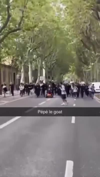 snapchat - Blocus lycée, Un grand-père en scooter pour personnes âgées mène une foule en pleine manifestation