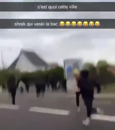 snapchat - Blocus lycée, lycéen déguisée en Shrek qui court dans la rue