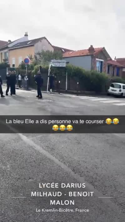 snapchat - Personne va te courser, Un jeune s'enfuit en courant devant des policiers immobiles pour rien