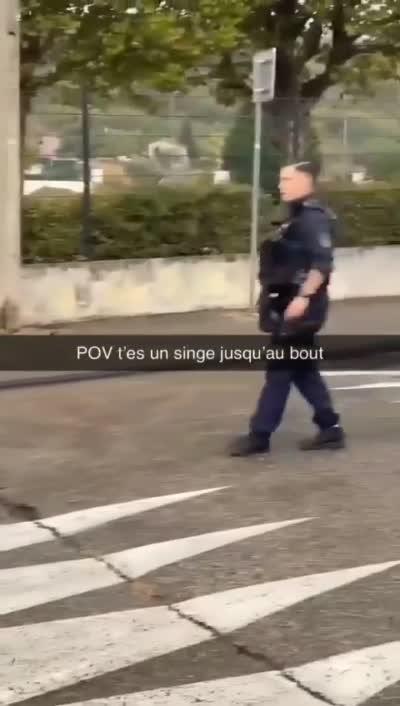 snapchat - Blocus lycée, Un policier a failli tomber en glissant devant des lycéens qui se foutent de sa gueule