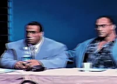 Bodybuilders/Gigachad en costume à une conférence de presse