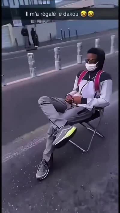 snapchat - Blocus lycée, Un jeune assis sur une chaise pliante s'enfuit en courant