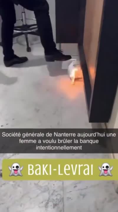 snapchat - Une femme met le feu à une banque et pose fièrement dans la rue