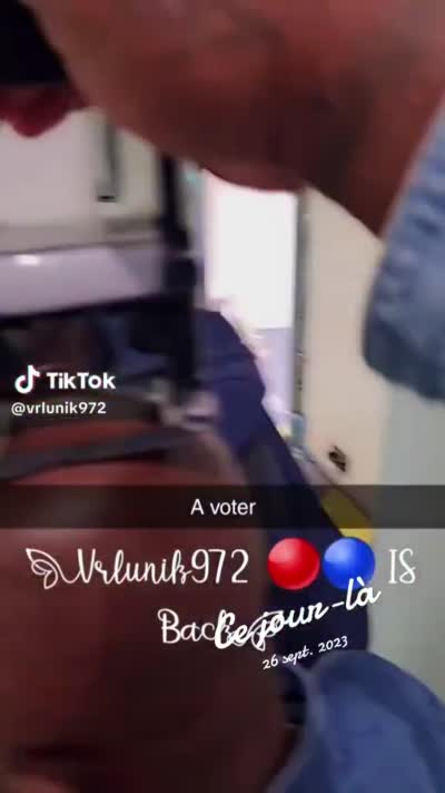 snapchat - Un homme met un coup de tampon sur le crâne d'un collègue