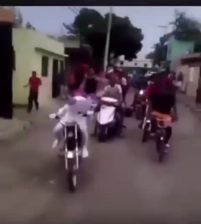Un homme déguisé en Freezer cabre en moto et danse dans la rue