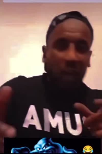 Mounir Moon qui recadre un prétendu gangster avec son AK (Quand je tire le AK, quand je sors le AK, ils font tous caca caca caca caca...)