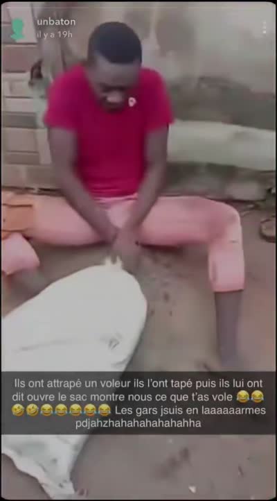 snapchat - Un homme sort une machette de son sac et poursuit ses agresseurs