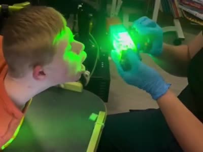 Garçon débile bouche bée devant un jouet lumineux
