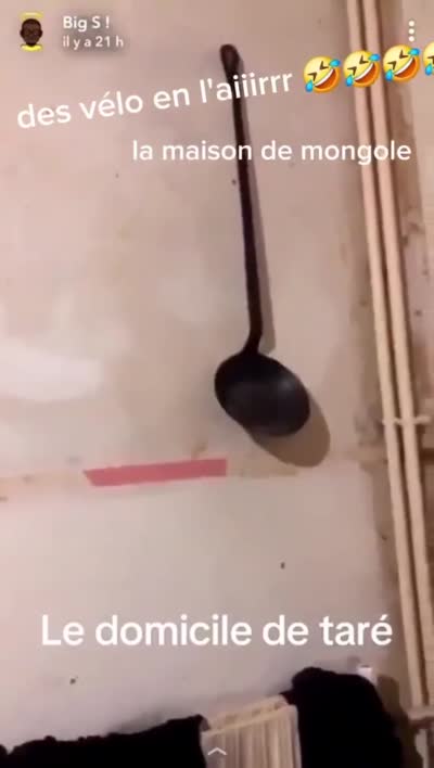 snapchat - Pourquoi t'as... des casseroles... Des vélos en l'air ! Des dessins sur le mur... De la merde ! Des chaises bah... bah coucou... Une télévision ! Une chaise d'école !