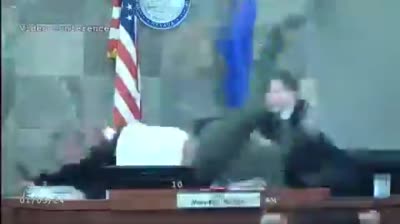 Un accusé saute sur une juge au tribunal
