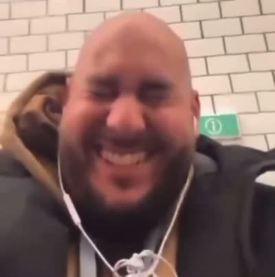 Un homme chauve a un fou rire