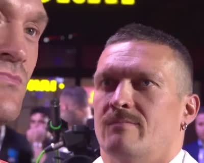 Oleksandr Usyk fixe/regarde Tyson Fury avec une tête de con
