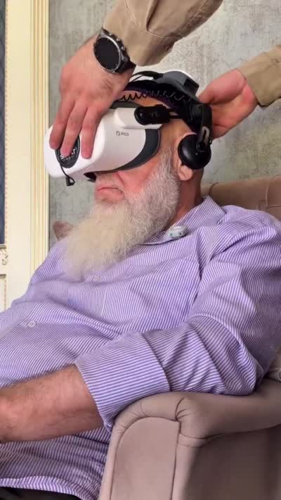 Un vieil homme pleure après avoir retiré son casque VR et vu le contenu à l'intérieur