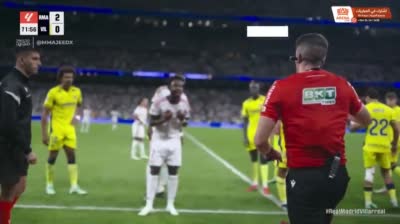 Vinicius Junior prend un carton rouge et s'énerve contre l'arbitre