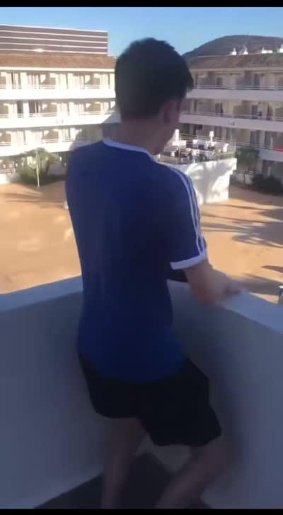 Un homme fait le DJ depuis son balcon devant trois personnes