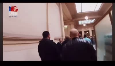 Alain Soral dévoile son t-shirt goy au tribunal