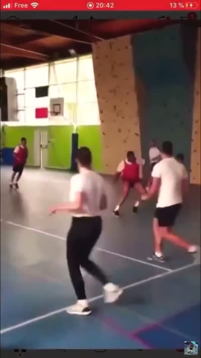 Instagram - Des jeunes jouent n'importe comment au football en cours d'EPS