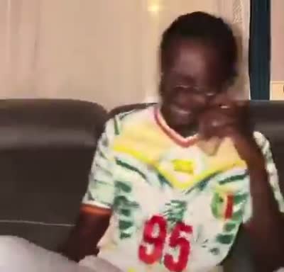 Homme qui explose de rire au téléphone