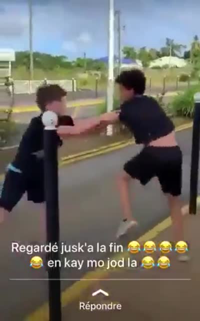 snapchat - Deux jeunes garçons se battent maladroitement sur un trottoir. L'un d'eux chute sur un vélo, se plaint de son bobo en hurlant de rage, puis reprend les coups avant de gémir de douleur.