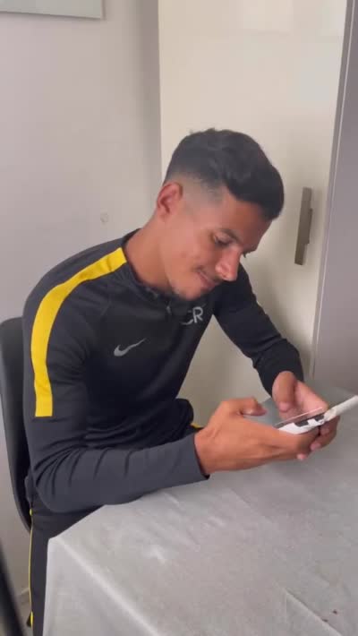 TikTok - Un homme assis à une table consulte son téléphone pendant qu'une voix énumère des reproches cinglants sur les comportements superficiels des réseaux sociaux, avant de jeter son appareil de dépit.