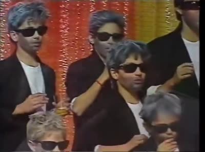 Serge Gainsbourg pleure devant des enfants déguisés en lui