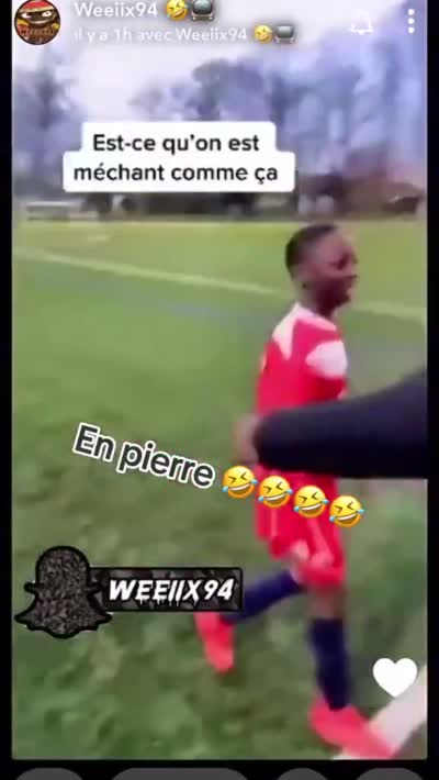 snapchat - Un entraîneur enlace un jeune footballeur puis avoue qu'il est nul