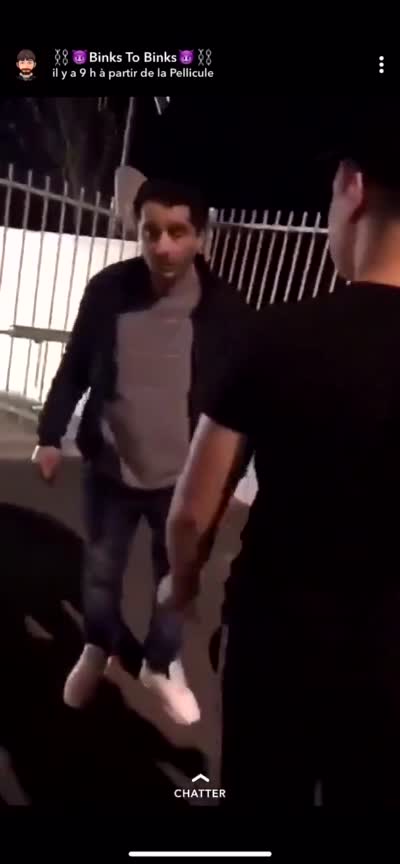 snapchat - Un homme tente d'agresser un homme et glisse par terre en essayant de le frapper