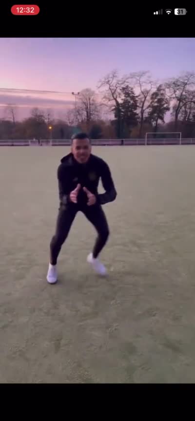 Hamza pvris imite un joueur de football à l'entraînement