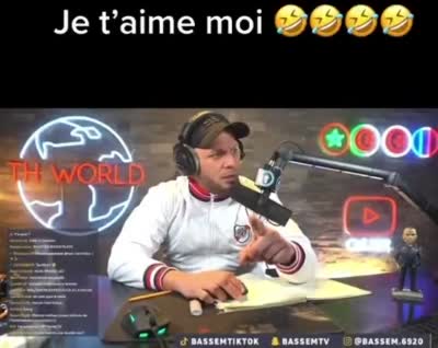 Bassem - Bah tu arrêtes pas de me draguer sur Snap. Je t'aime, moi. Je suis amoureux de toi.