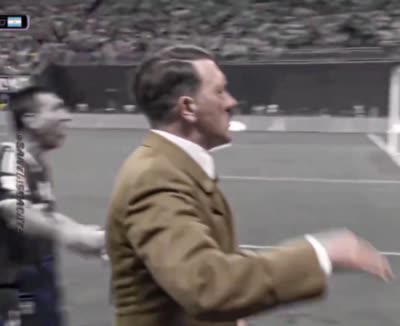 Adolf Hitler incrusté célébrant un but au football