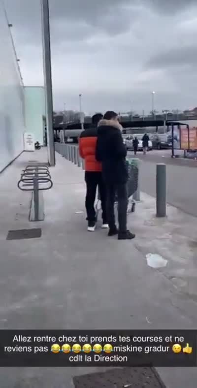 snapchat - Un homme se moque de Gradur qui fait ses courses