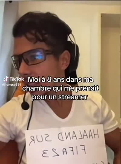 Hamza pvris - Moi à 8 ans dans ma chambre qui me prenait pour un streamer